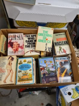 En banankartong med engelska pockets